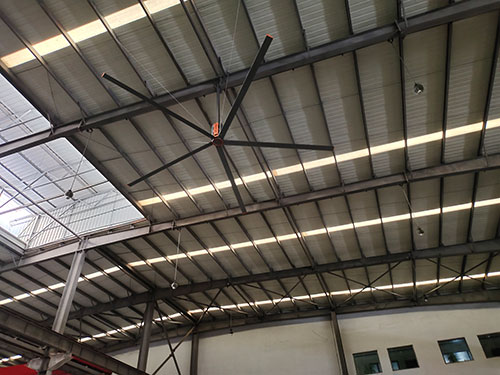 告別悶熱桎梏！7.3 米工業(yè)大吊扇，用大風(fēng)量締造車間舒適生產(chǎn)空間